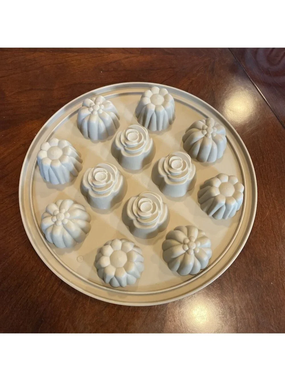 Pampered Chef Silicone Bakeware Floral Cupcake Pan Item #1613